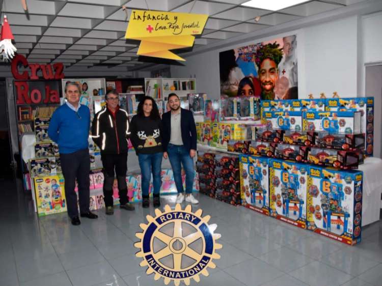 Entrega de los juguetes a Cruz Roja