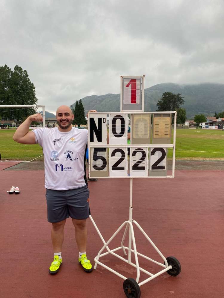 Rubén Matas celebra su marca de 52,22 m en disco en Los Corrales de Buelna