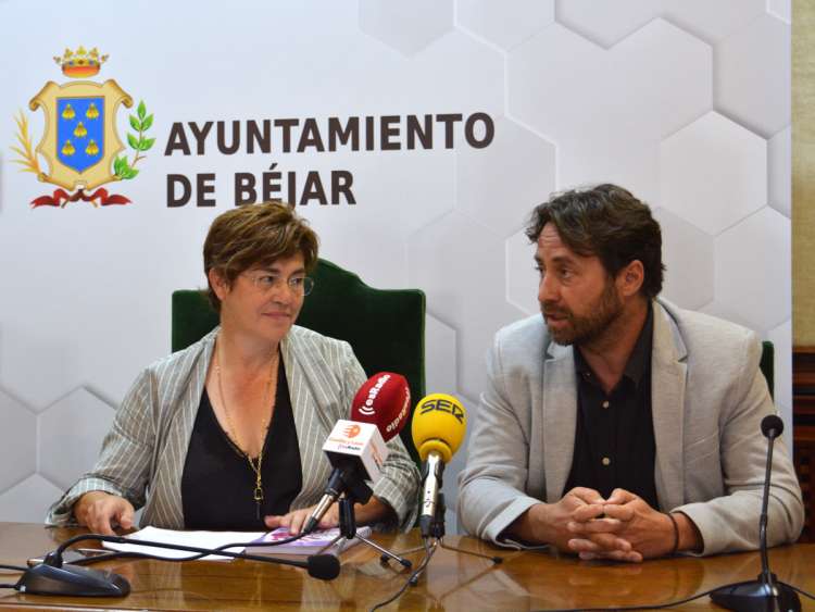Elena Martín Vázquez junto a Antonio Cámara durante la rueda de prensa