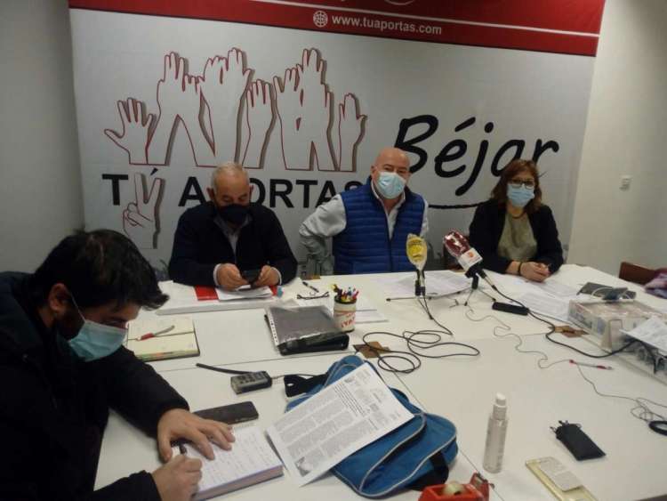 Varias personas sentadas alrededor de una mesa