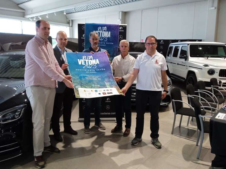 Varias personas sosteniendo el cartel de presentación de la Ruta Vetona
