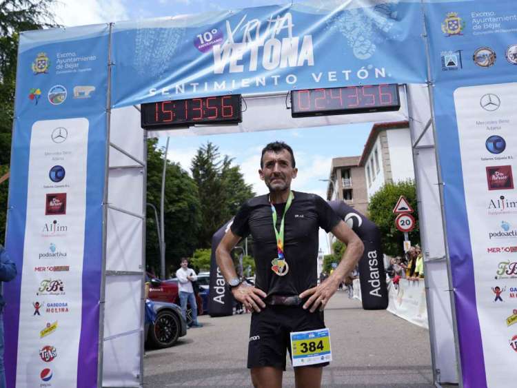 Miguel Heras en la línea de llegada de la ruta Vetona con la marca obtenida