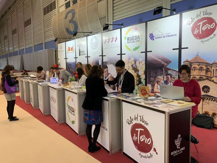Los representantes de la Ruta del Vino Sierra de Francia junto al resto de expositores