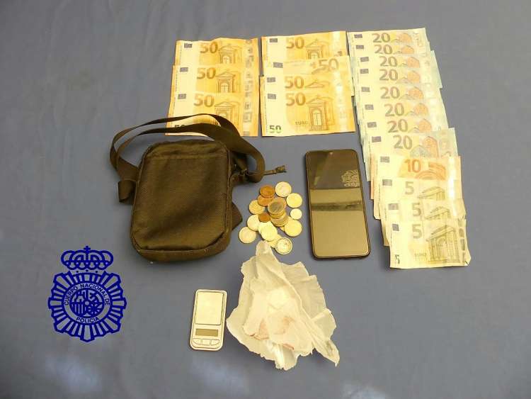 Varios billetes de cincuenta euros, monedas, varios móviles, riñonera y papel blanco