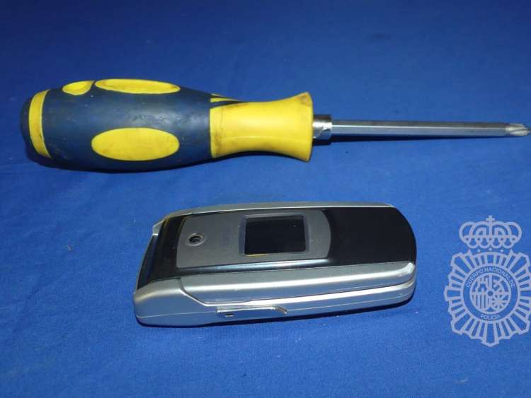 Destornillador y teléfono móvil