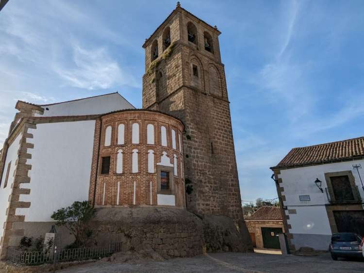 Vista exterior del ábside de la iglesia de Santa María en éjar