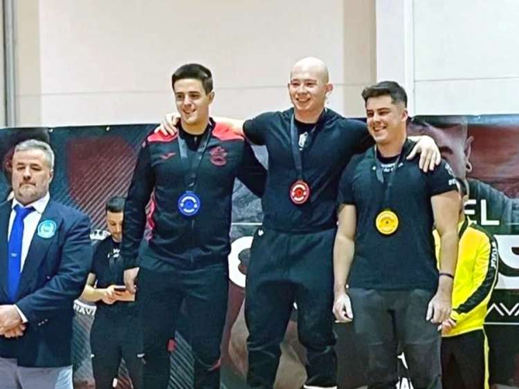 Tres levantadores en el podium de la Copa del Noroeste de Powerlifting
