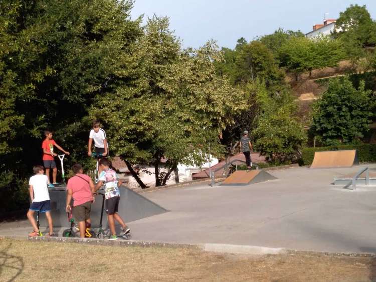 Jóvenes jugando en el Parque de Santa Ana