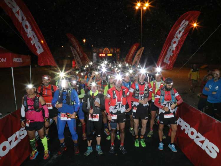 Salida de corredores de ultrail. Archivo