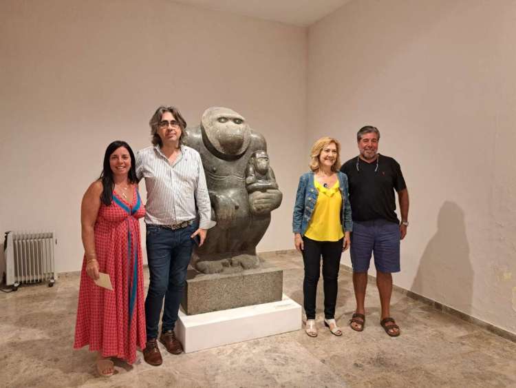 El familiar de Mateo Hernández en el Museo junto al alcalde de Béjar