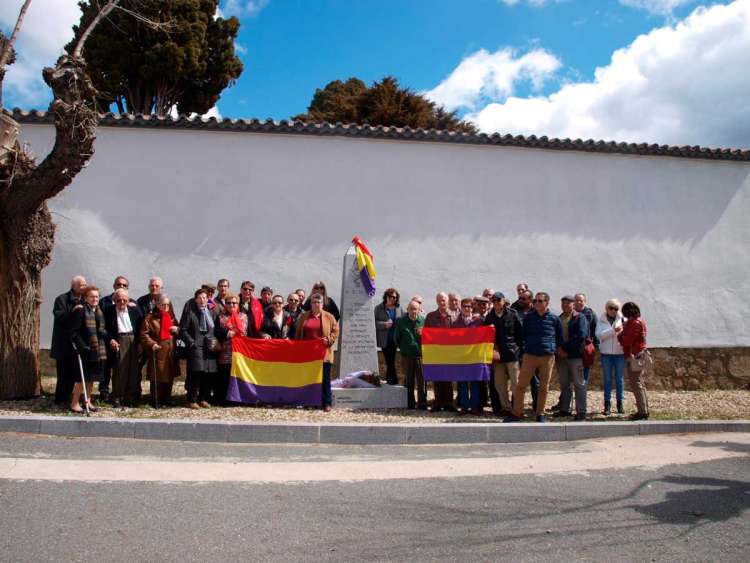 Socialistas ante el monolito que recuerda a las víctimas de la represión franquista