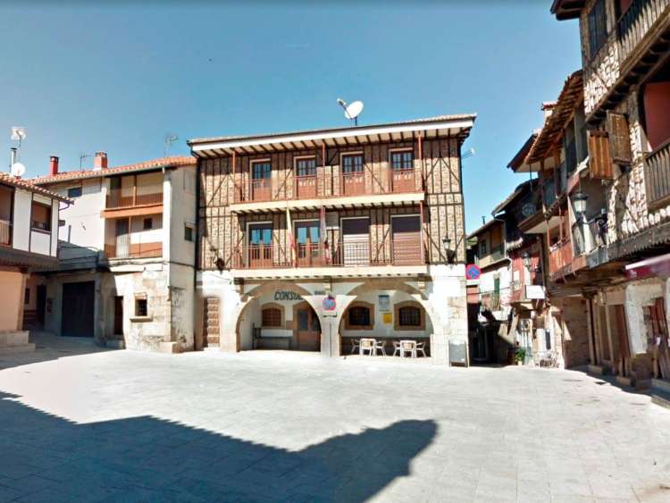 Plaza y Ayuntamiento de Sotoserrano