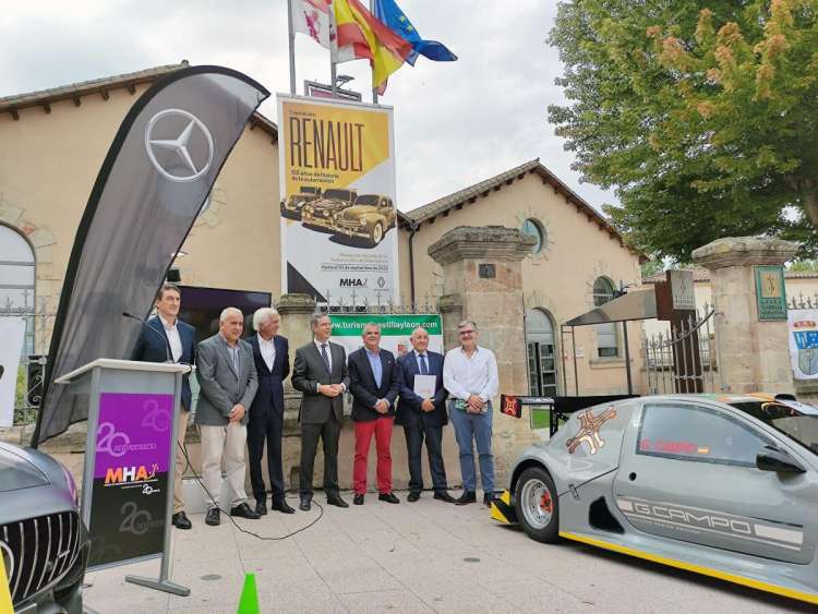 Varios personalidades junto a un coche en la presentación de la Subida Charra en el exterior del Museo de Automoción de Salamanca