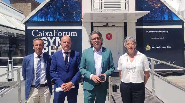 Presentación de Symphony en Béjar con alcalde y representantes de CaixaForum junto a la unidad móvil