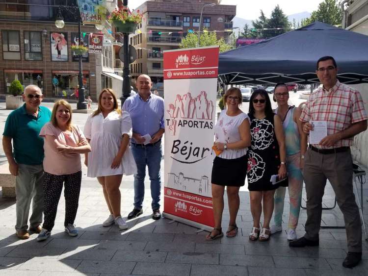 Miembros de TAB durante el reparto de la hoja informativa