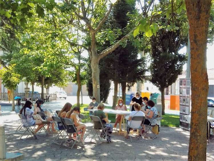 Grupo de personas bordando en Moriscos