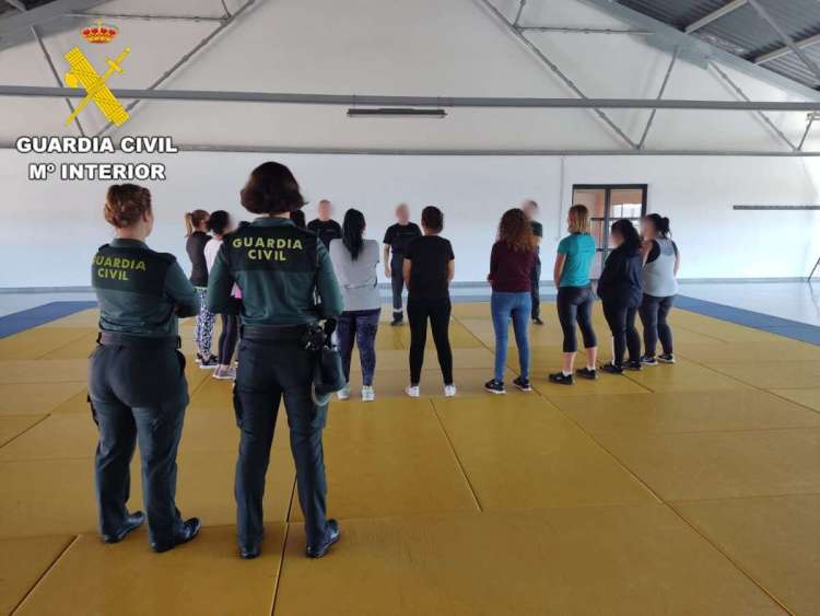 imagen perteneciente al taller de defensa organizado por la Guardia Civil