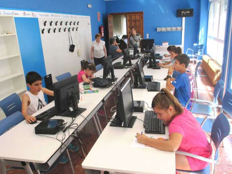 Imágenes de niños en el taller intergeneracional del Centro Día Béjar