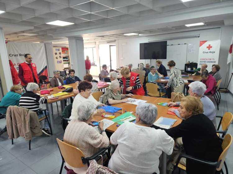 Personas mayores participando en los talleres de Cruz Roja en Béjar, octubre 2025