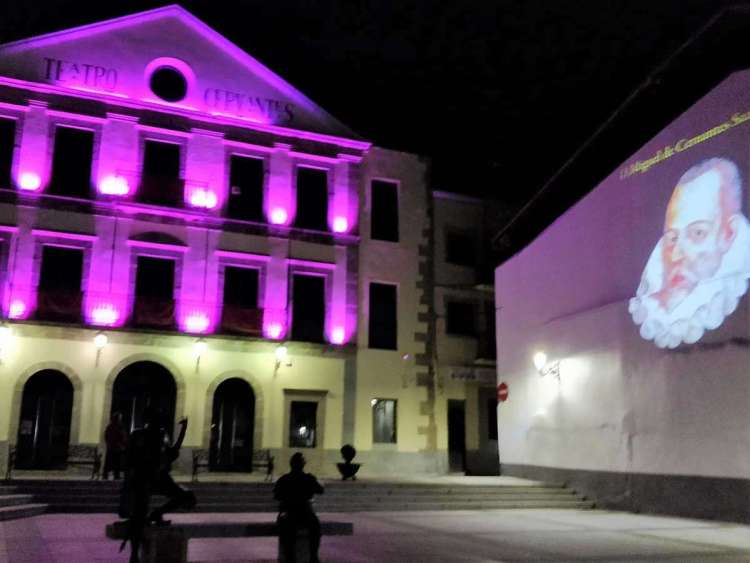 Plaza del Teatro Cervantes de noche. Fachada iluminada e imagen de Cervantes a la derecha