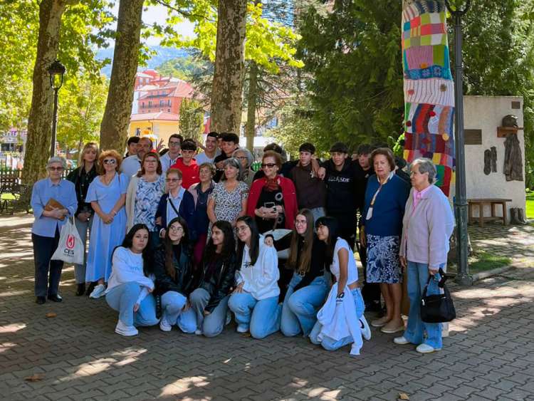 Árboles decorados con piezas de crochet en el Parque de la Corredera de Béjar durante la clausura del proyecto Tejiendo Raíces