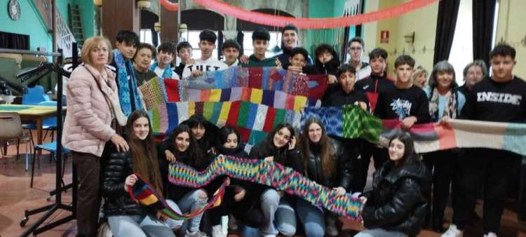 Grupo de jóvenes y mayores durante el taller Tejiendo Raíces en el Casino Obrero de Béjar