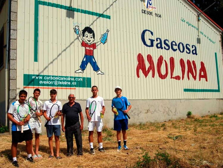 Jóvenes tenistas frente a Gaseosas Molina en Béjar