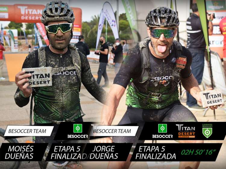 Dos ciclistas sobre la bicicleta en la meta