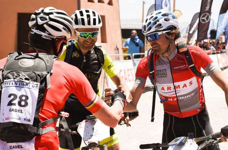 Moisés Dueñas junto a Cadel Evans y Josep Betalú.