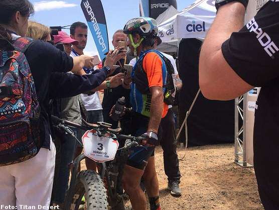 Ignacio Gili en el centro de la imagen, ganador tercera etapa Titan Desert 2018