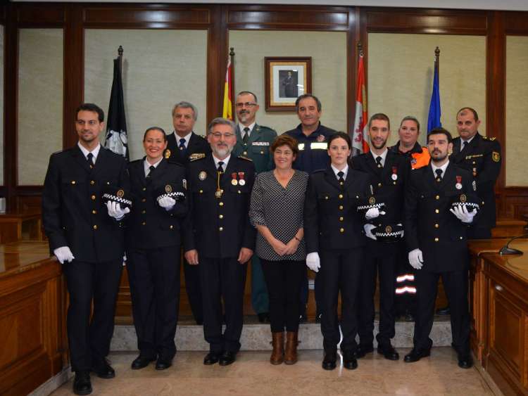 Los nuevos agentes de Policía Local junto al resto de autoridades presentes
