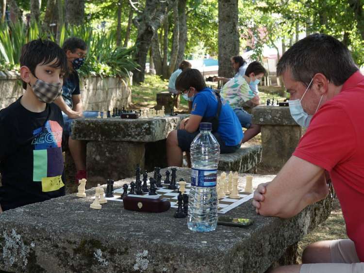 Varios jugadores durante una partida de Ajedrez