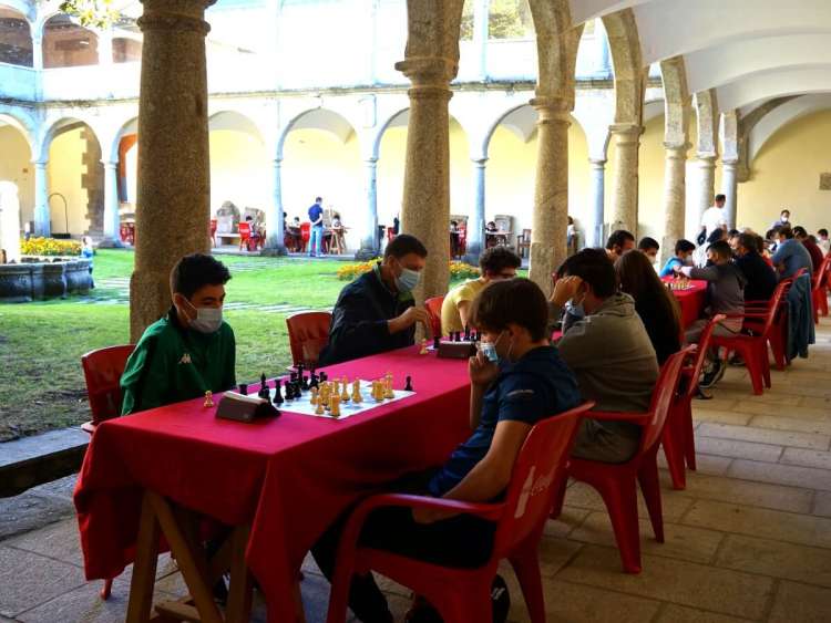 claustro con jugadores de ajedrez disputando partidas