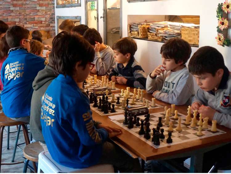 Niños jugando al ajedrez