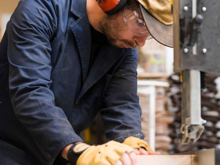 Primer plano de un carpintero trabajando