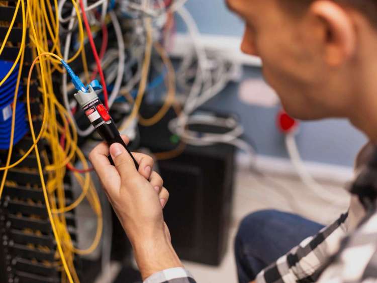 Trabajador probando una instalación de fibra óptica