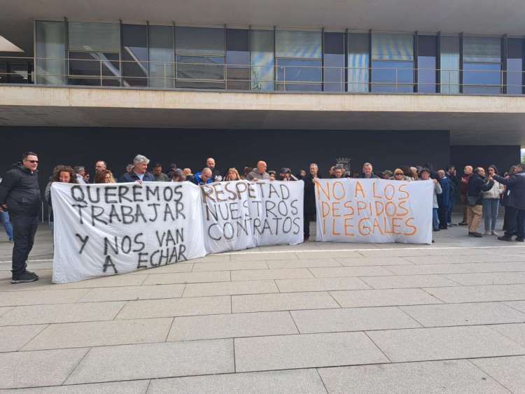 Trabajadores de Llano Alto con pancartas a la puerta de la Junta en Salamanca