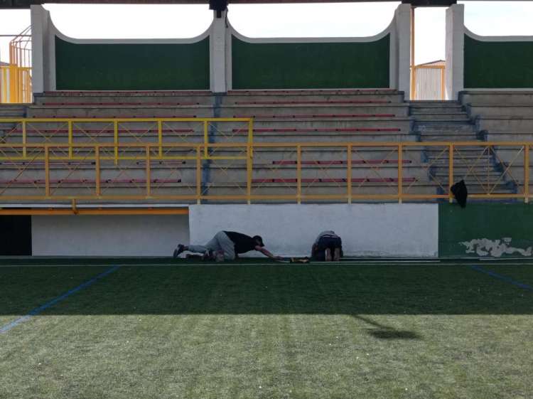 Trabajos de acolchamiento del perímetro del terreno de juego de Mario Emilio 