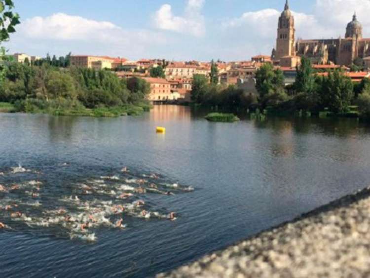 Imagen de triatlon con fondo de la ciudad de Salamanca