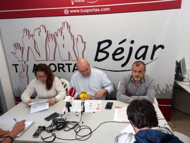 Miembros de Tu Aportas durante la presentación de su programa