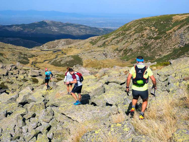 Varios corredores descendiendo entre piedras en una edición anterior del Ultrail La Covatilla