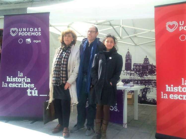 Isabel Muñoz, Luis García e Isabel López junto al stand de Unidas Podemos en Béjar