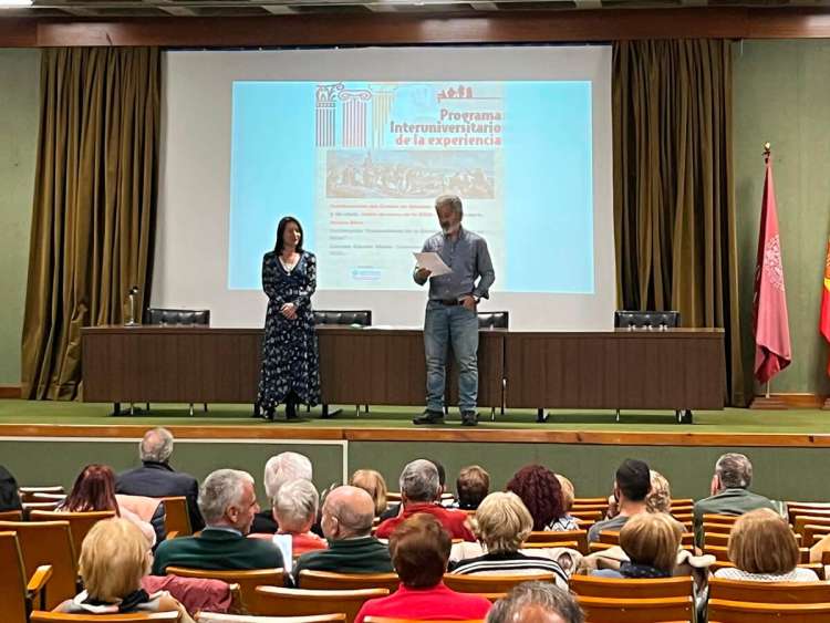 Asistentes a la charla sobre la revolución de 1868 en Béjar, organizada por el Centro de Estudios Bejaranos y la Universidad de la Experiencia, en el salón de actos de la Escuela de Ingeniería.