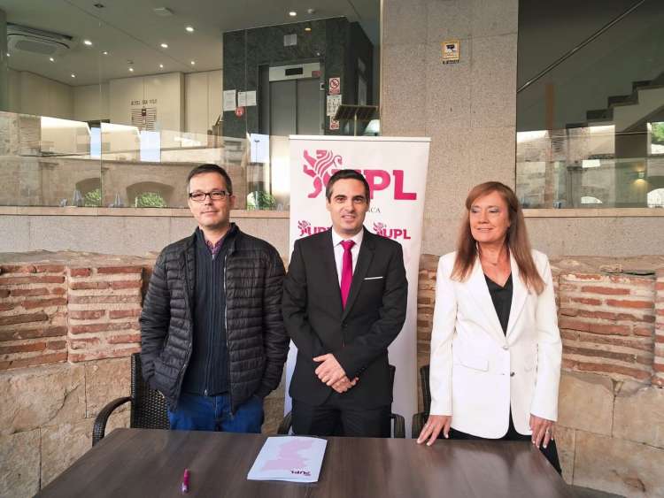 Carlos Javier Salgado y miembros de UPL presentan en Salamanca la moción sobre la autonomía de la Región Leonesa