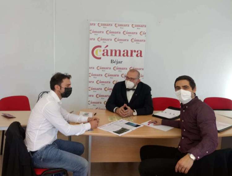 Representantes de UPL junto al presidente de la Cámara de Comercio de Béjar