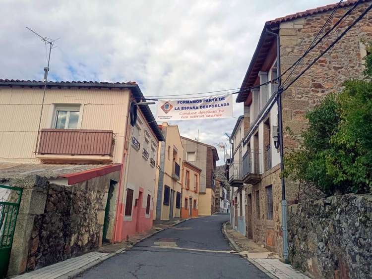 Pancarta colgada entre dos edificios en Valdesangil