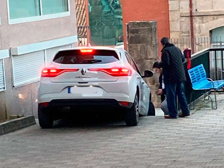 Vehículo siniestrado en las escaleras