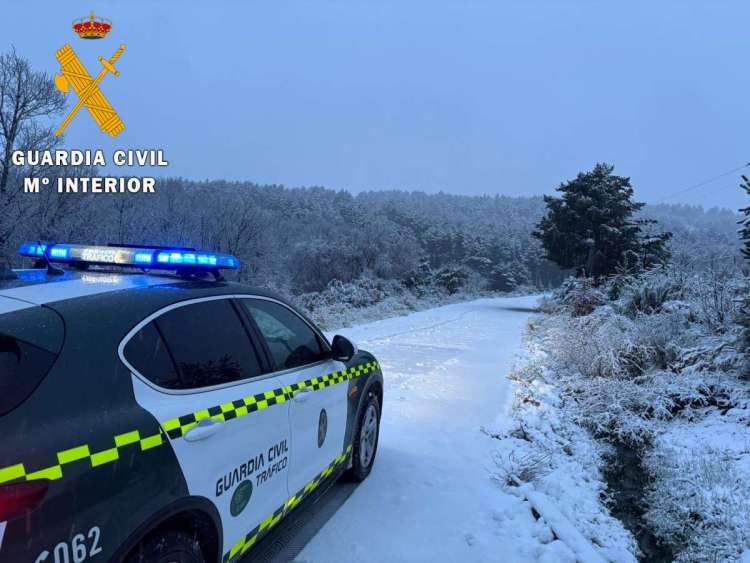 Vehículo de la Guardia Civil en una carretera nevada en Candelario tras el rescate de dos familias atrapadas por la nieve.