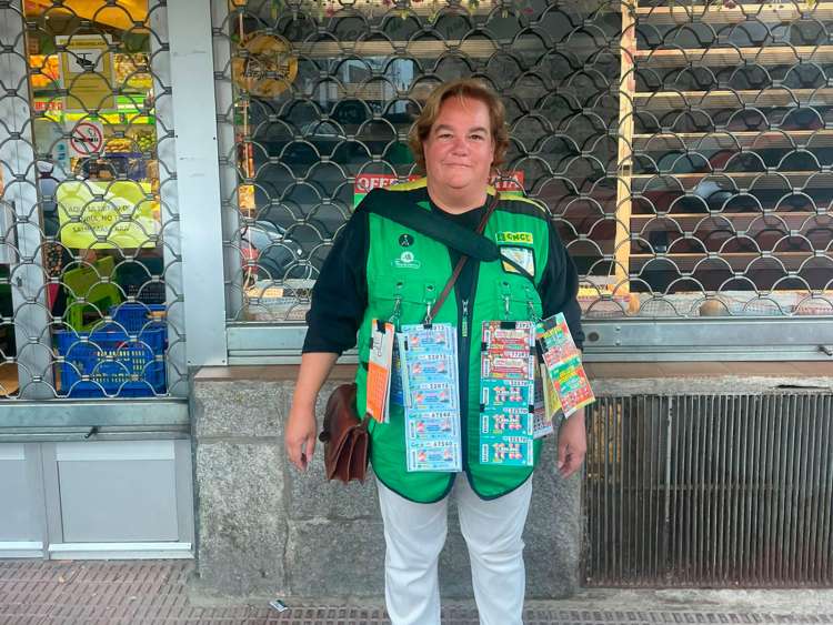 Belén Pellico Sáez, vendedora de la ONCE en Béjar, tras repartir un premio de 231.846 euros del Eurojackpot.