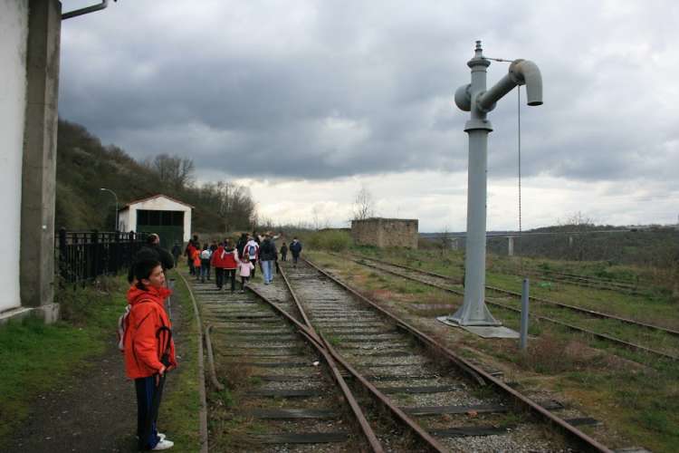 Vías de tren a su paso por antigua estación en Béjar